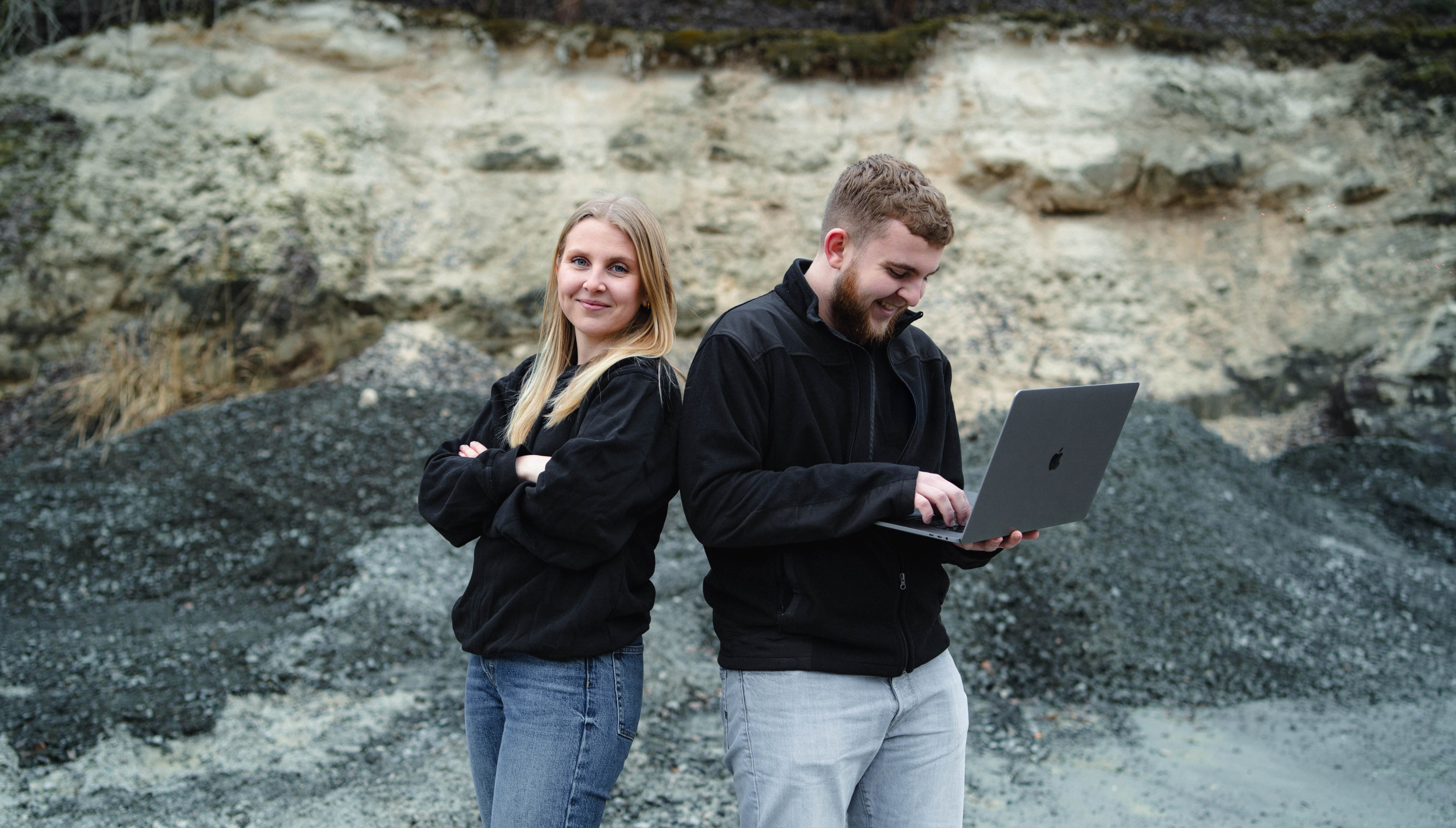 Människor i rörelse på kontor